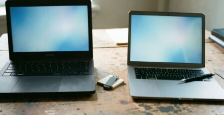 Παλιό και νεότερο laptop δίπλα-δίπλα σε γραφείο