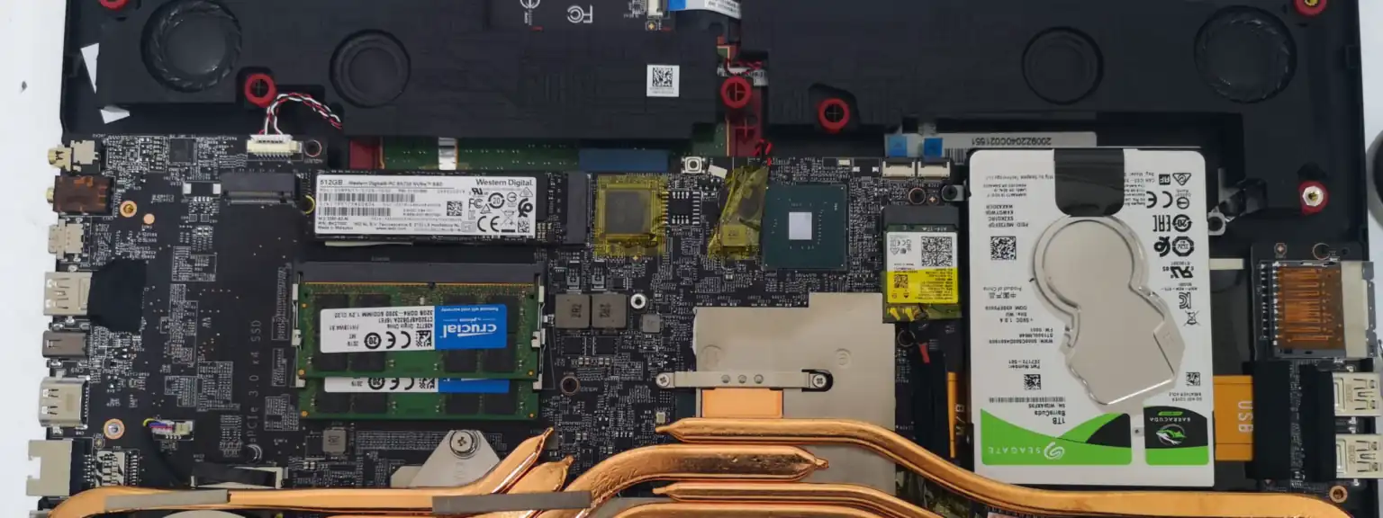 Ανοιχτό laptop με SSD M.2, μνήμη RAM και μηχανικό δίσκο