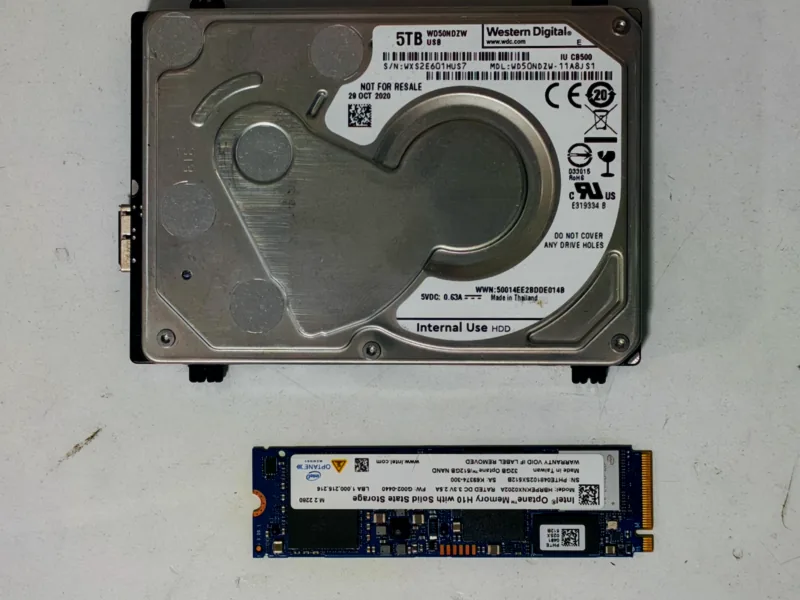 Μηχανικός δίσκος 2,5 ιντσών πάνω από έναν SSD M.2