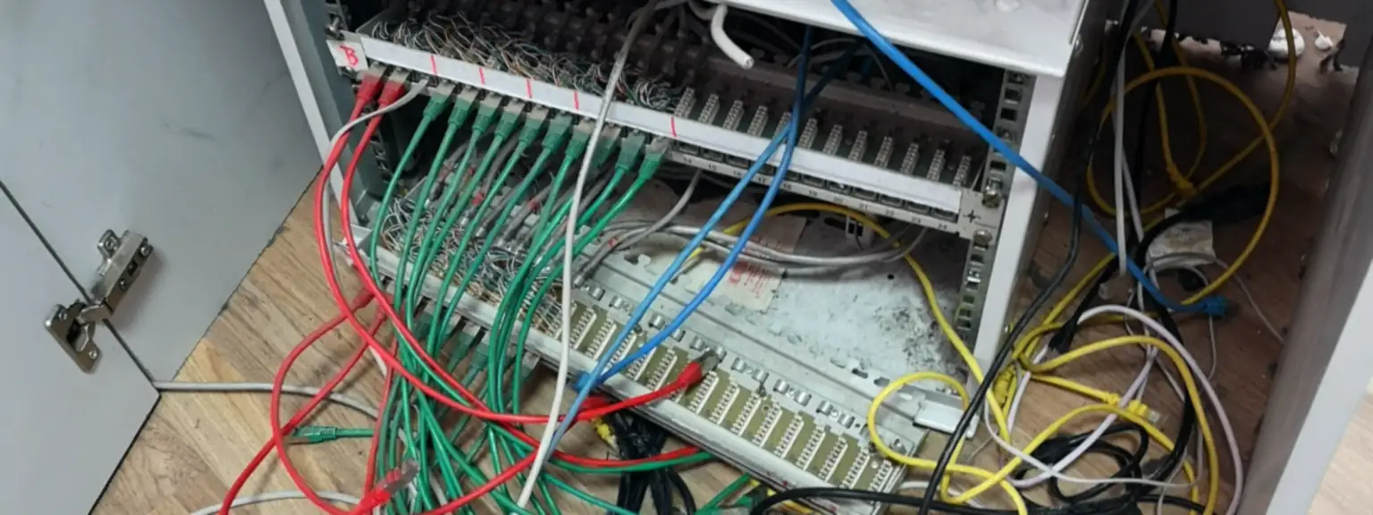 Rack δικτύου με patch panel και καλώδια δικτύου