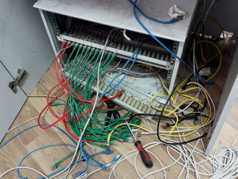 Patch panel σε rack με καλώδια δικτύου