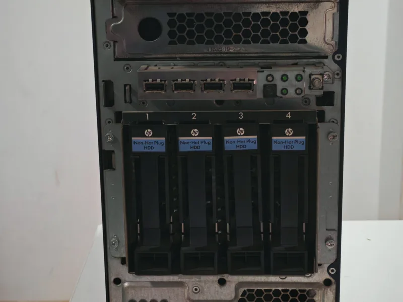 Server HP ProLiant με τέσσερις θέσεις δίσκων στο μπροστινό μέρος