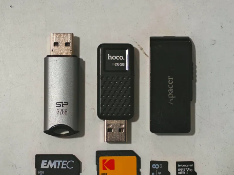 Τρία USB sticks και κάρτες μνήμης στον πάγκο