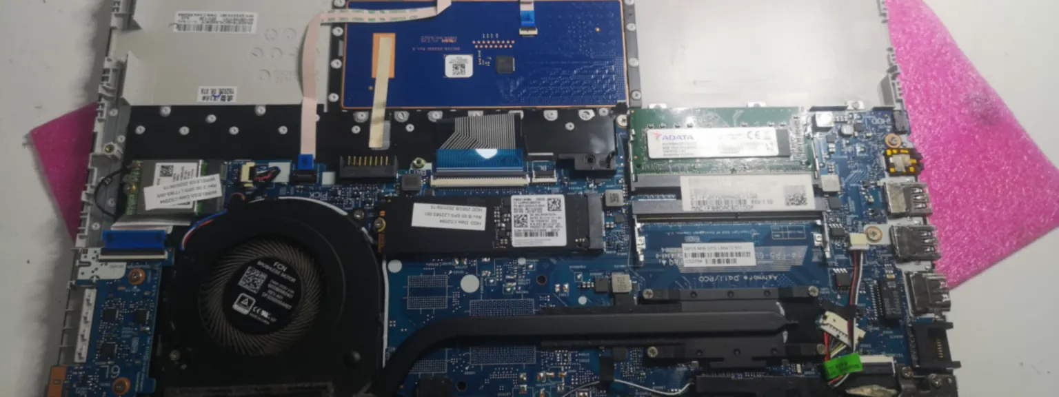 Ανοιχτό laptop στον πάγκο, με τη μητρική, τον ανεμιστήρα και τις μνήμες