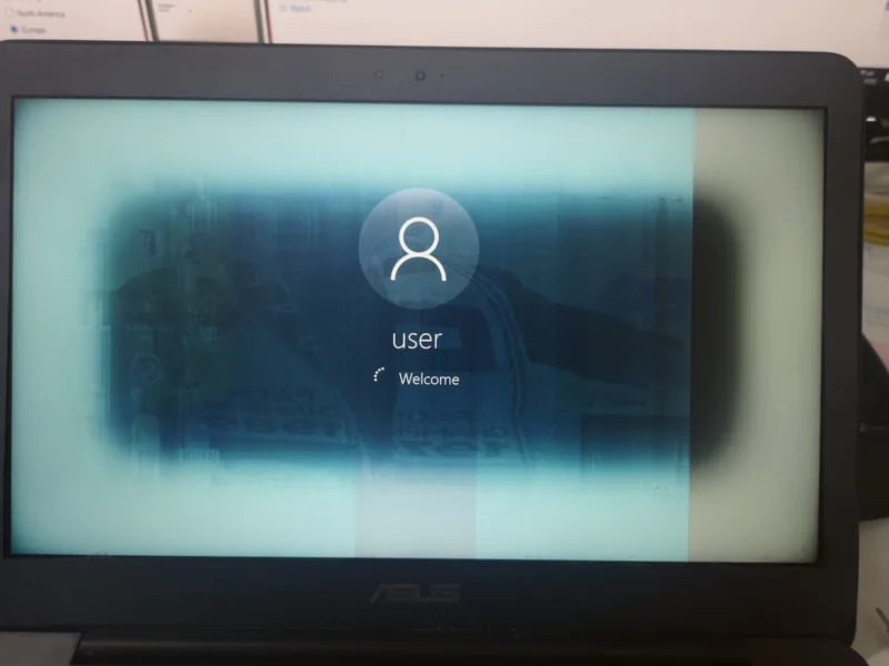 Laptop ASUS με χαλασμένη εικόνα στην οθόνη