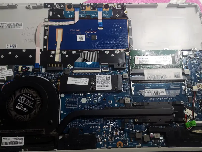 Ανοιχτό laptop με μητρική, SSD και μνήμη RAM