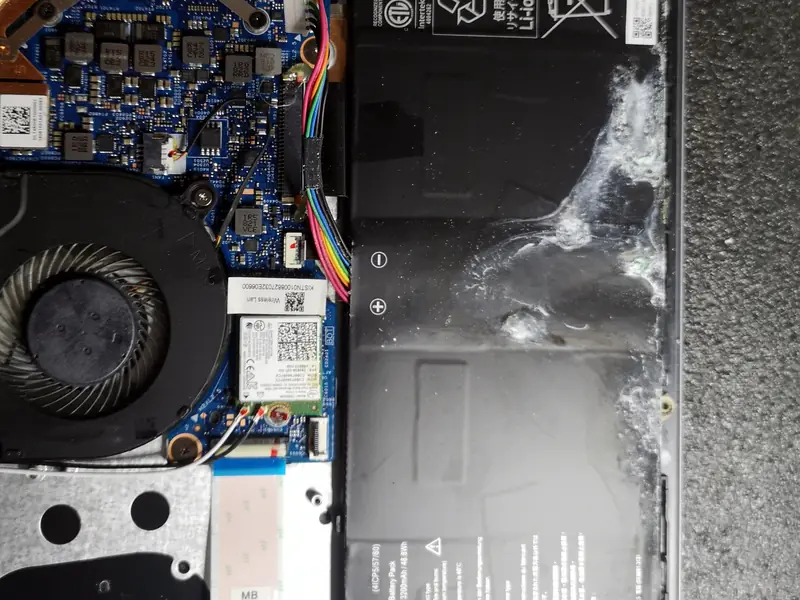Ανοιχτό laptop με χαλασμένη μπαταρία