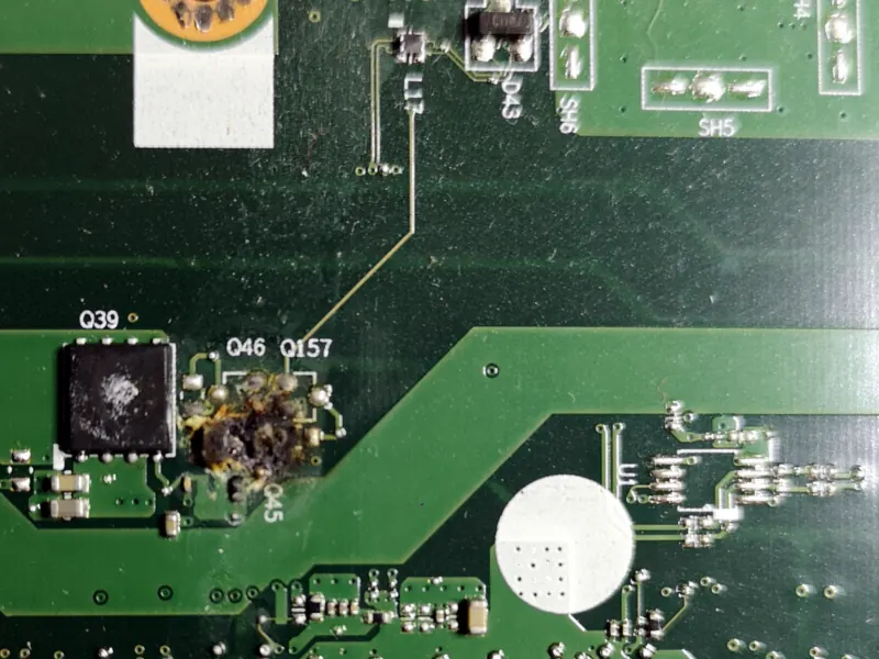 Μητρική πλακέτα laptop με καμένο εξάρτημα