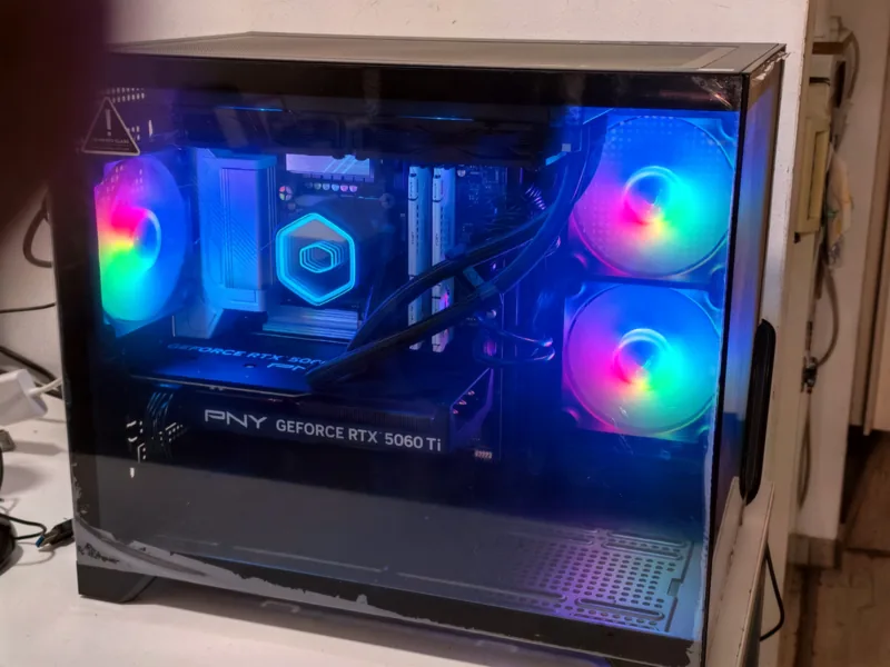 Custom υπολογιστής με γυάλινο πλαϊνό, RGB ανεμιστήρες και κάρτα γραφικών GeForce RTX 5060 Ti
