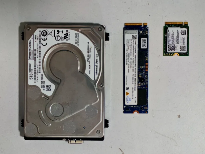 Σκληρός δίσκος 2,5 ιντσών και δύο SSD M.2