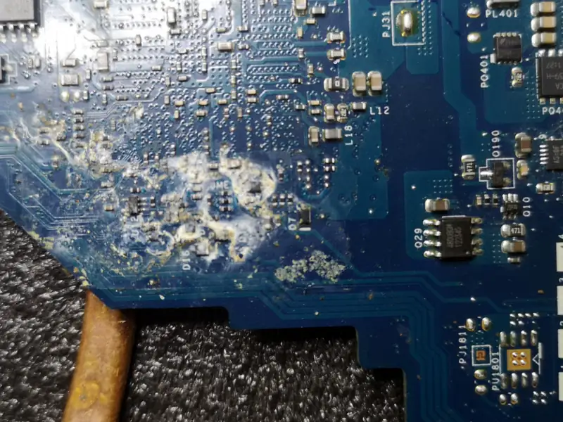 Οξείδωση σε μητρική laptop από χυμένο υγρό