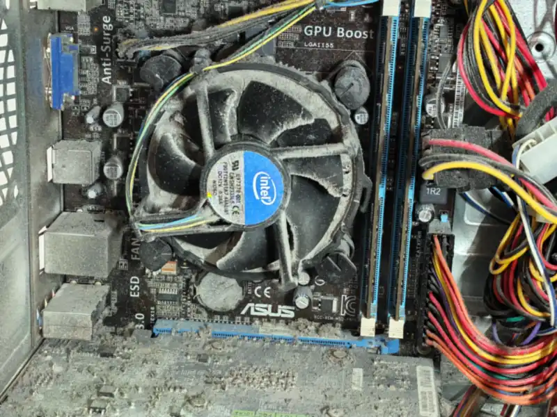 Ανοιχτό κουτί desktop με σκόνη σε ανεμιστήρες, ψύκτρα και τροφοδοτικό