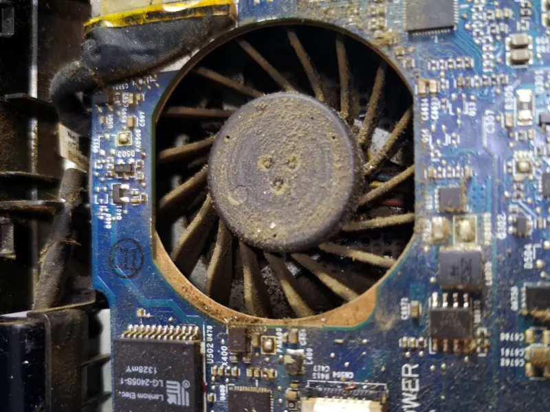 Σκονισμένος ανεμιστήρας μέσα σε ανοιχτό laptop