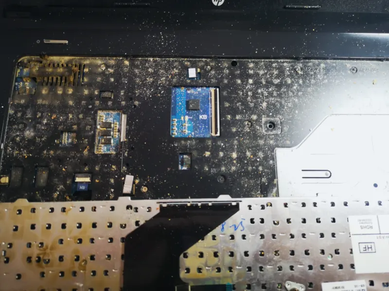 Laptop HP με το πληκτρολόγιο ξεβιδωμένο, με βρωμιά και λεκέδες από κάτω