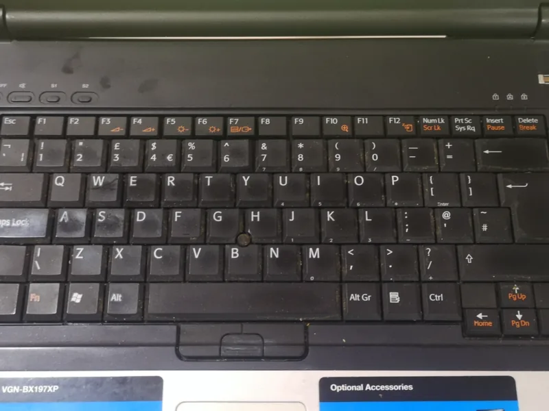 Φθαρμένο πληκτρολόγιο σε laptop Sony VAIO, που βγαίνει μόνο του
