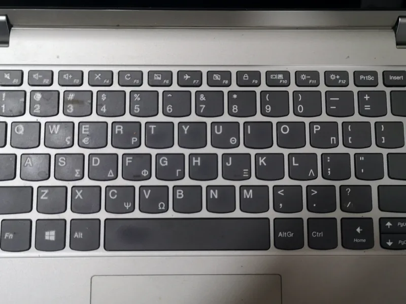Χωνευτό πληκτρολόγιο laptop Lenovo, στερεωμένο στο πάνω κέλυφος