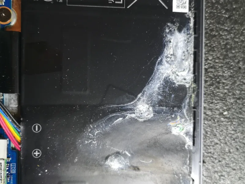 Ανοιχτό laptop με χαλασμένη μπαταρία