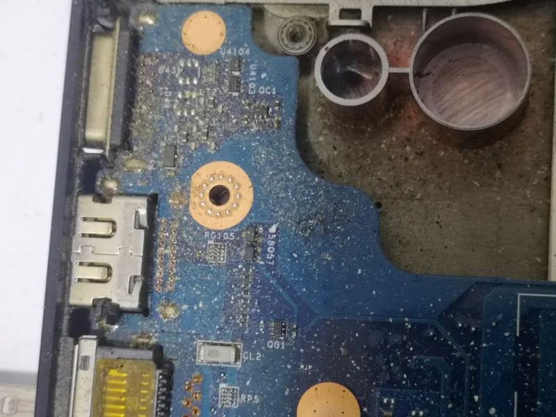 Μητρική laptop με συσσωρευμένη σκόνη και ρινίσματα