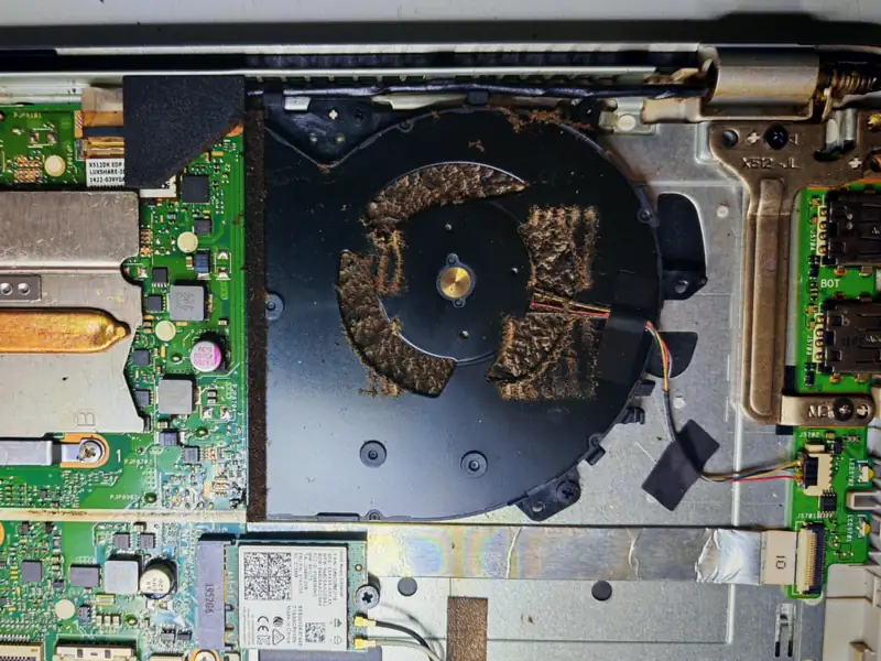 Ανεμιστήρας laptop με σκόνη και βρωμιά στη φτερωτή