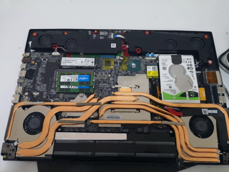 Ανοιχτό gaming laptop με χαλκοσωλήνες ψύξης, δύο ανεμιστήρες, μνήμη RAM και σκληρό δίσκο