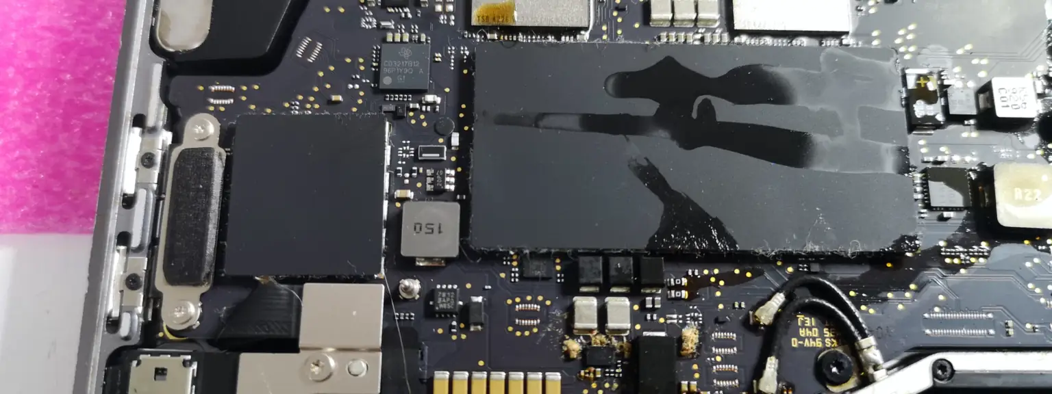 Μητρική MacBook με υπολείμματα από χυμένο καφέ