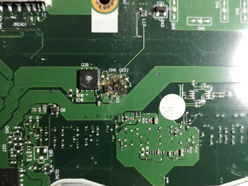 Μητρική laptop με καμένο εξάρτημα
