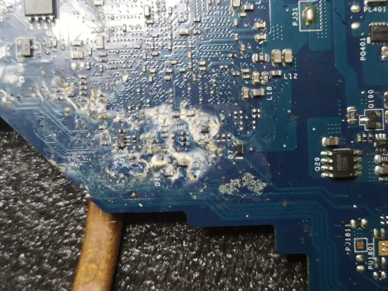 Οξείδωση σε μητρική laptop από χυμένο υγρό
