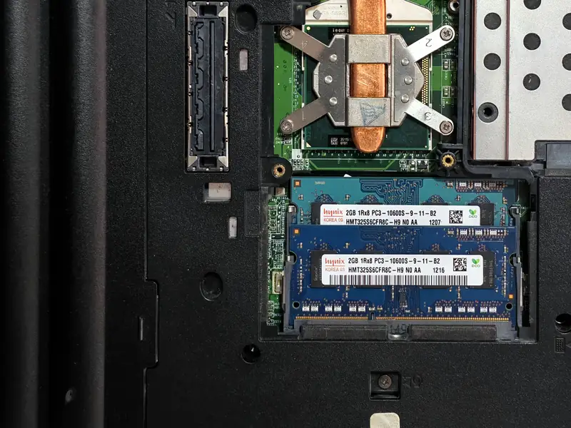 Ανοιχτό laptop με μνήμη RAM στην υποδοχή της