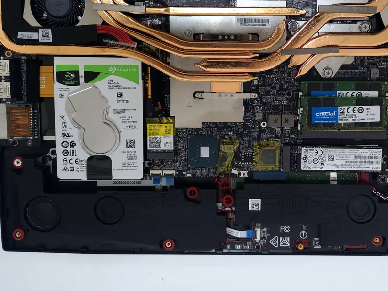 Ανοιχτό laptop με SSD M.2, μνήμη RAM και μηχανικό δίσκο
