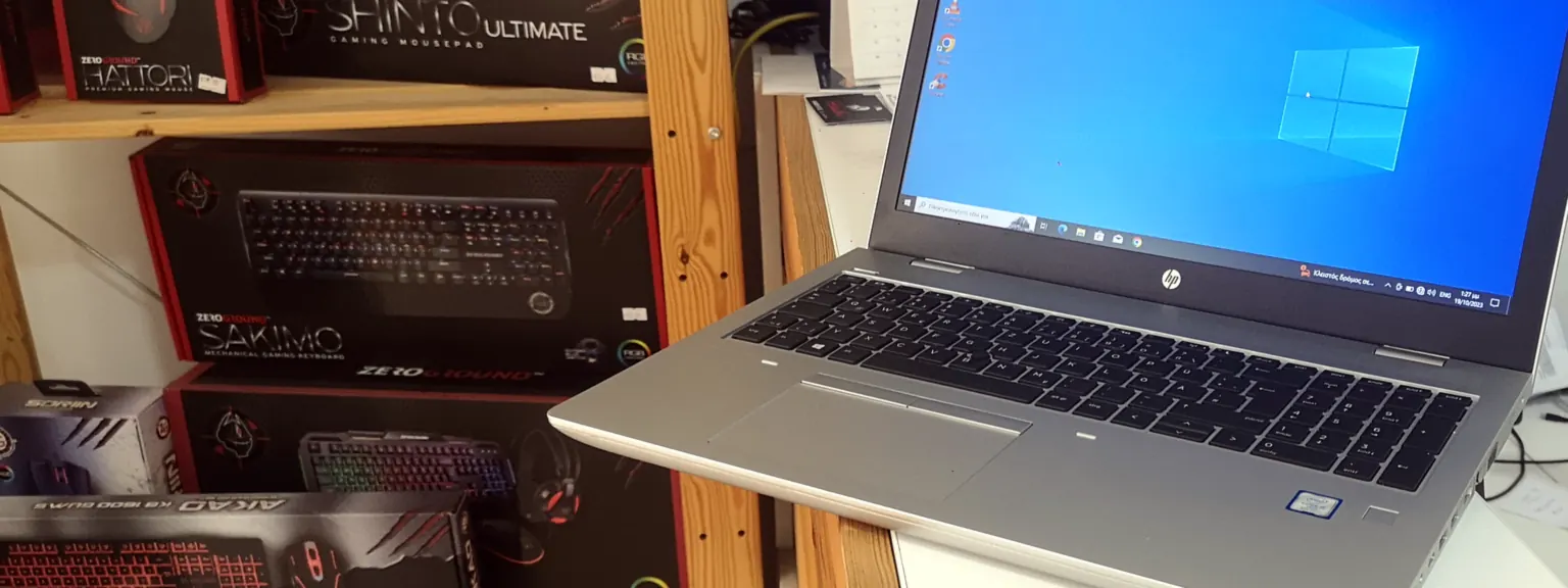 Επαγγελματικό laptop HP ProBook στο κατάστημα, δίπλα σε gaming περιφερειακά