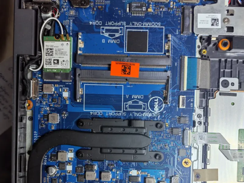 Ανοιχτό επαγγελματικό laptop κατά τον έλεγχο της μητρικής