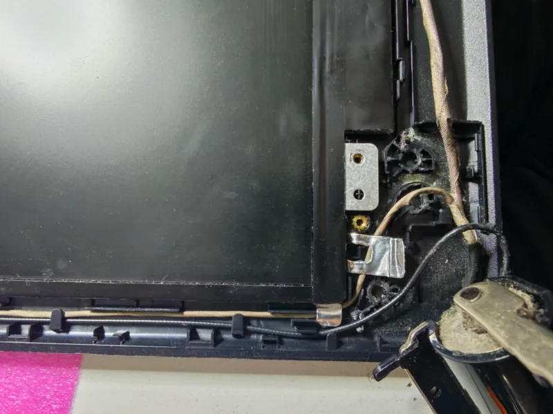 Οθόνη laptop με σπασμένα πλαστικά στήριξης των μεντεσέδων