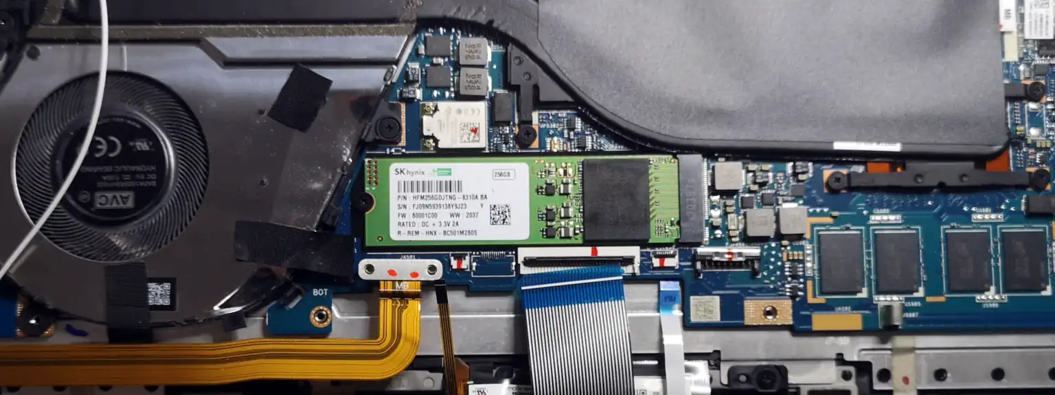 Ανοιχτό laptop με SSD M.2 τοποθετημένο στη μητρική