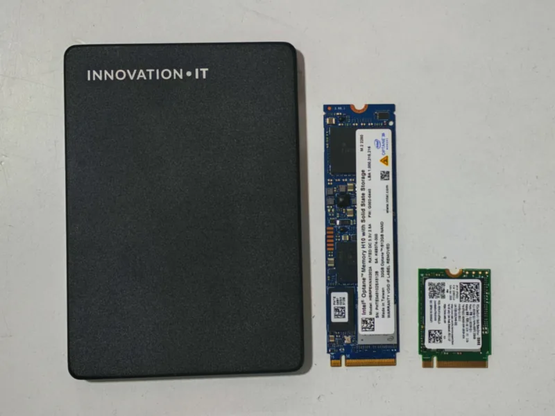 SSD 2,5 ιντσών και δύο SSD M.2 διαφορετικού μήκους, δίπλα δίπλα