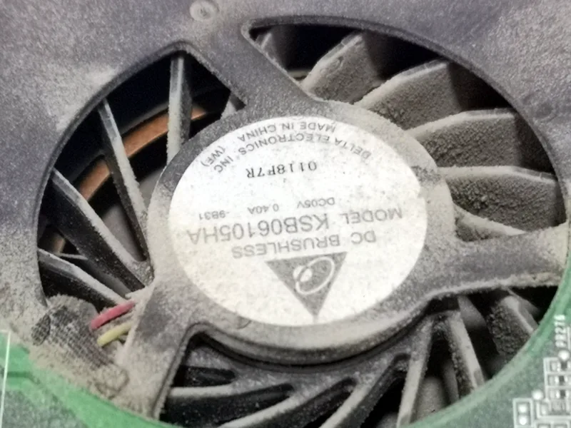 Σκονισμένος ανεμιστήρας laptop σε κοντινό πλάνο